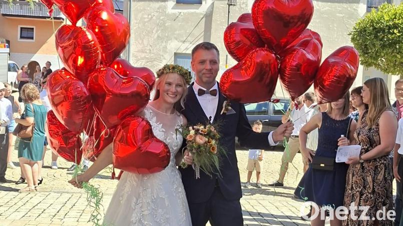 Julia und Michael Busch feiern Hochzeit in Waldeck. Bild: Tobias Übelmesser