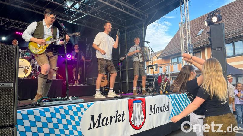 Die Partyband "Rundumadum" ist ein Stimmungsgarant. Die Jungs hatten für jeden Geschmack Musik im Programm. So war das Manteler Bürgerfest ein großer Erfolg. Bild: Eva Seifried