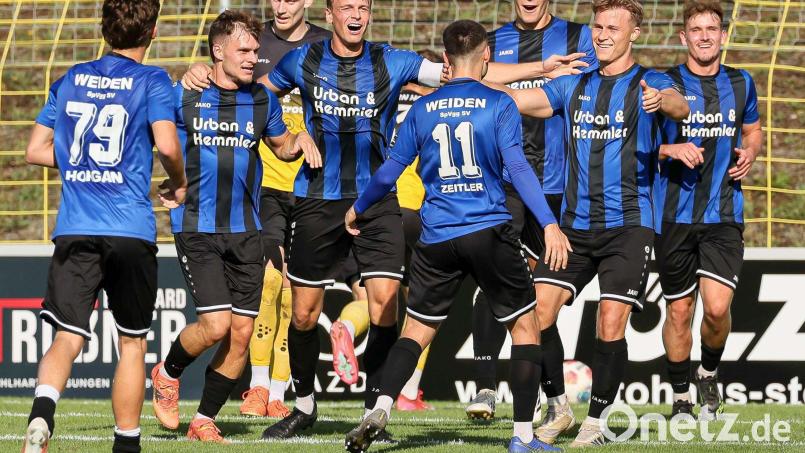 Die Weidener Spieler freuen sich über den ersten Saisonsieg in Hof und auf das Pokal-Achtelfinale am Dienstagabend gegen den SSV Jahn Regensburg.. Bild: Mario Wiedel