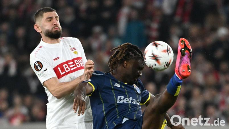 Neuer HSV-Stürmer: Der Nigerianer Terem Moffi - hier noch im Trikot des FC Porto (r) im Europa-League-Spiel gegen den VfB Stuttgart. (Archivbild) Bild: Marijan Murat/dpa