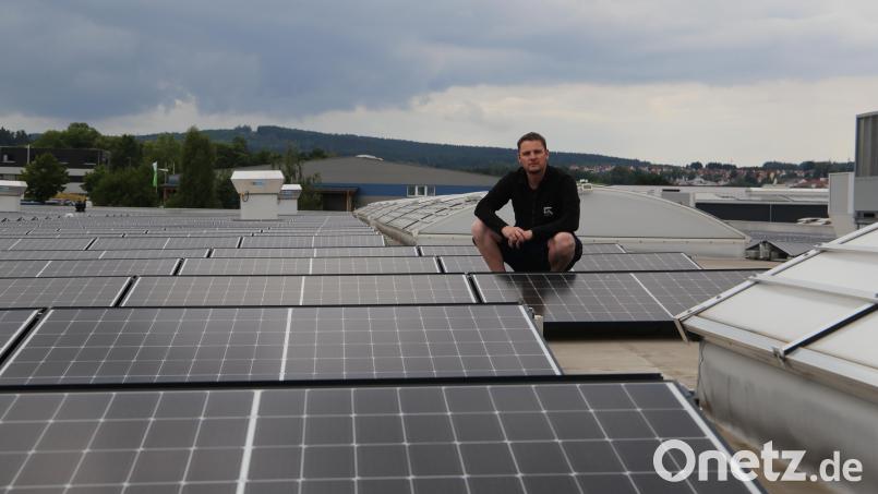 Peter Götzl auf dem Dach seines Erbendorfer Unternehmens. Wenn an der Börse die Strompreise ins Minus rutschen, kann die Produktion von Strom für Anlagenbetreiber wie ihn Geld kosten. Bild: olr