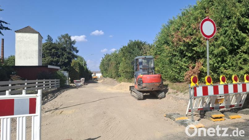 Die Bauarbeiten im Bahnweg in Nabburg sollen bis Ende des Jahres 2026 abgeschlossen sein, so dass die Straße von und nach Stulln dann wieder befahrbar ist. Bild: Gabriela Amann