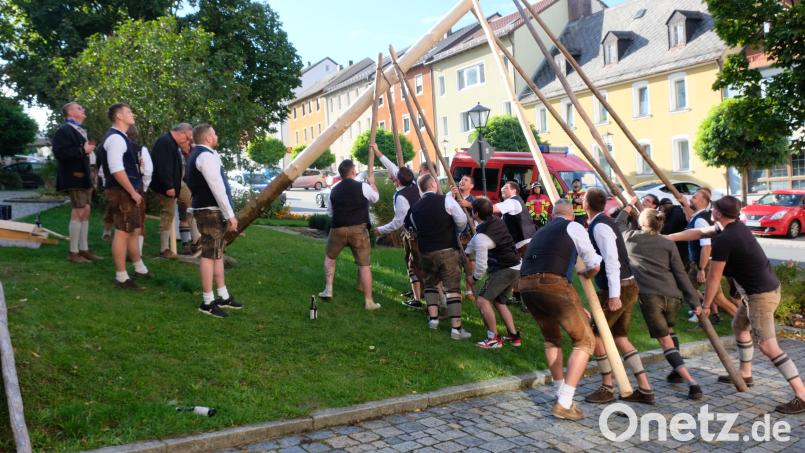 Das Aufstellen des Kirwabaums ist auch 2026 ein wichtiger Programmpunkt der Eschenbacher Kirwa. Archivbild: Robert Dotzauer