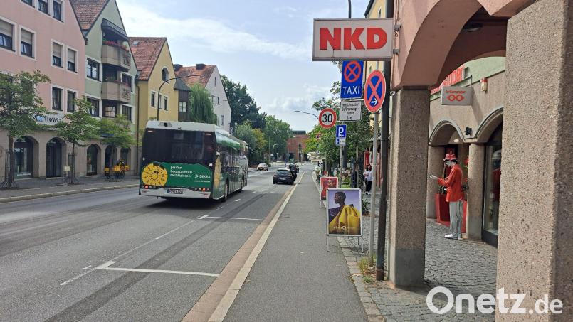 Kurzzeitparker, medizinische Fahrdienste und Taxen dürfen ihr Fahrzeug hier bis zu zehn Minuten abstellen. Laut der Stadt Weiden sind diese Stellplätze in der Dr.-Pfleger-Straße eine Zwischenlösung. Ein nachhaltiges Gesamtkonzept brauche noch Zeit. Bild: Jessica Fechner