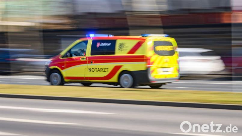 Der Pilot wurde nach der Bruchlandung ins Krankenhaus gebracht. (Symbolbild) Bild: Robert Michael/dpa
