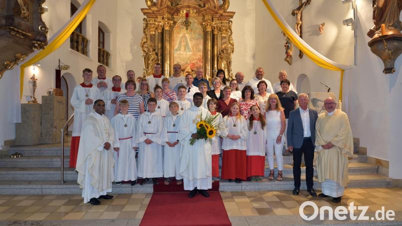 Pfarrvikar Pater Arul (Mitte) wurde von der Pfarreigemeinschaft Neusorg-Pullenreuth verabschiedet. Ab September tritt er eine neue Stelle an. Bild: Helmut Greger