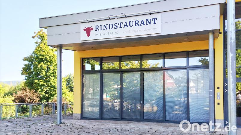 Noch prangt der Schriftzug "Rindstaurant im Stadtpark" an der Stadthalle - wohl aber nicht mehr lange: Die Stadt hat der Pachtvertrag mit der Pächterin gekündigt. Bild: njn