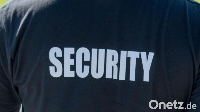 Auf der Flosser Kirwa soll ein 17-Jähriger eine 15-Jährige sexuell belästigt haben. Beim Eingreifen der Security wurde ein Mitarbeiter verletzt. Symbolbild: Armin Weigel/dpa
