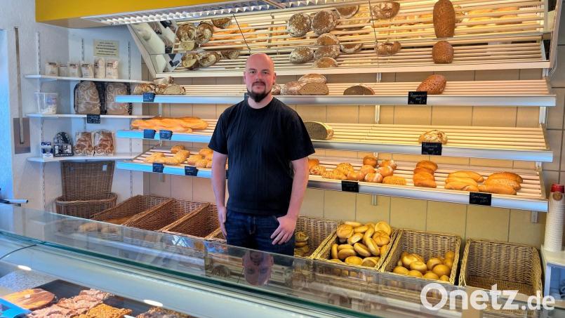 Christoph Ritz steht hinter der Verkaufstheke in der Kirchstraße: Die Stullner Filiale der Bäckerei wird bald geschlossen – genauso wie der Laden in Dürnsricht. Bild: ihl
