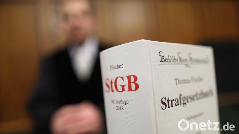 In Amberg musste sich ein 38-Jähriger vor Gericht verantworten, nachdem er seiner Frau gedroht hatte, sie mit einem Küchenmesser umzubringen. Symbolbild: Oliver Berg/dpa