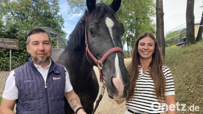 Para-Reiter Jörg Moosburger und die Erste Vorsitzende des Reitclubs Auerbach, Sabrina Lauer, finden "Ausgrenzung ist unfair". Daher fühlt sich Moosburger beim Reitclub besonders gut aufgehoben. Bild: Stefanie Swann
