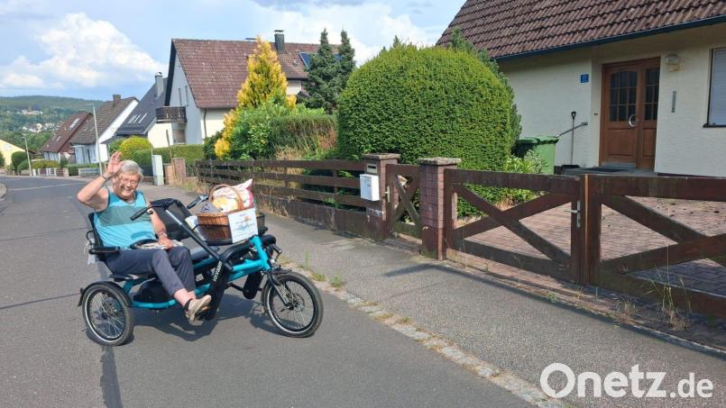 Ernst Schmer freut sich, dass er mit Maria Müller und dem Tandem-E-Bike zu seinem Elternhaus in Wernberg-Köblitz fahren konnte, obwohl er selbst nicht mehr alleine Radfahren kann. Bild: Maria Müller