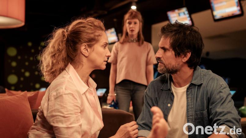 Anya (Sarah Bauerett, M) entgeht nicht, dass ihre Wingwoman Caro (Chiara Schoras, l) den Musiklehrer Marc (Tom Beck, r) interessant findet. Bild: Gordon Muehle/ZDF/dpa