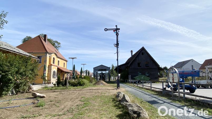 Rund 220 Arbeitsstunden stecken in der Restaurierung des historischen Flügelsignals. Seit einigen Tagen steht es am alten Bahnhof in Oberviechtach, am Bayerisch-Böhmischen Freundschaftsradweg gelegen. Bild: Claudia Völkl