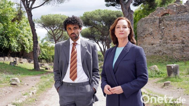 Die Diplomatin Karla Lorenz (Natalia Wörner) und ihr Kulturattache Florian (Langston Uibel) sind auf der Suche nach Raubgut. Bild: Ann-Katharina Maier/ARD/dpa