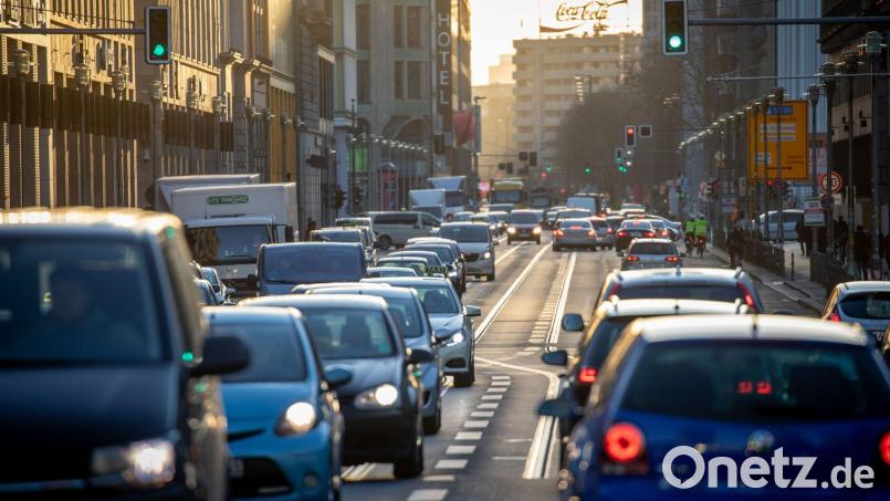 Das Auto bleibt für die meisten Menschen das wichtigste Fortbewegungsmittel. (Archivbild) Bild: Kay Nietfeld/dpa/dpa-tmn