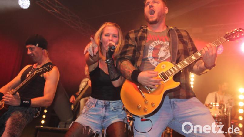 Die Band "Inferno" gab alles im gut gefüllten Festzelt. Bild: Konrad Rosner