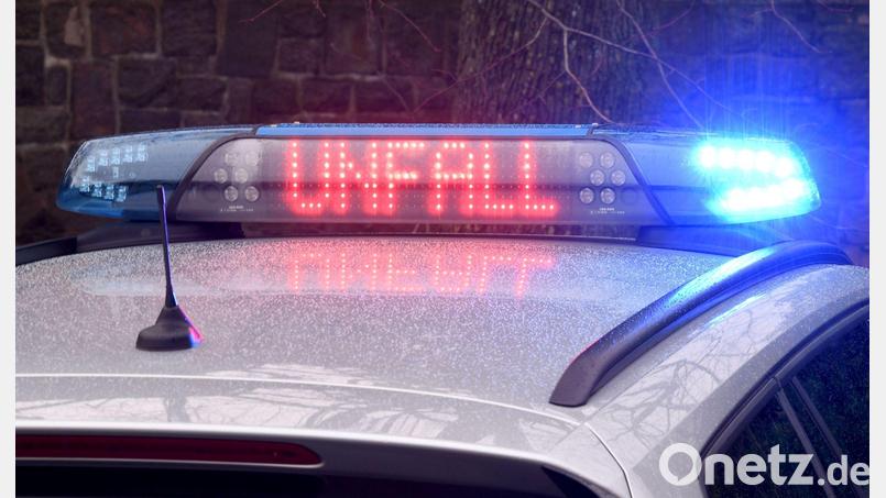 Ein 60-Jähriger ist bei einem Unfall auf der Kreisstraße OA 34 bei Oy-Mittelberg im Landkreis Oberallgäu ums Leben gekommen. (Symbolbild) Bild: Carsten Rehder/dpa