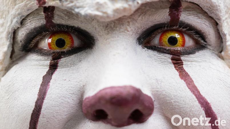 Horrorfilme - ja oder nein? Für Florian Bindl ist die Antwort klar. In der Kolumne antwortet er auf den OTon seiner Kollegin. Das Bild zeigt übrigens keinen von beiden, sondern Horrorclown Pennywise, eine Figur aus dem Roman "Es" von Stephen King. Symbolbild: Angela Rohde/Adobe Stock