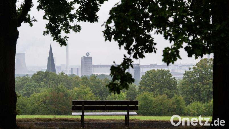 Blick auf das VW-Werk in Wolfsburg. Welche Perspektive gibt es für das Unternehmen? (Archivbild) Bild: Julian Stratenschulte/dpa