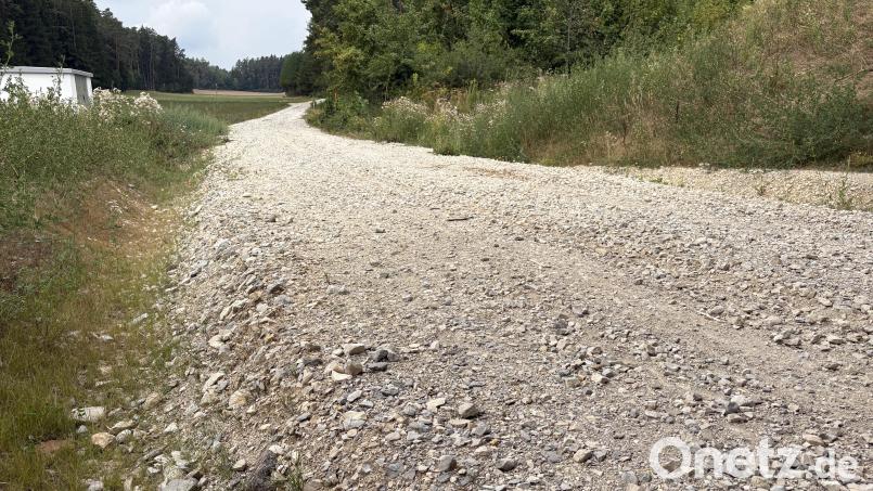 Grobes Material liegt auf einem Teilstück des Weges von Breitenbrunn nach Haar – viele Radfahrer bemängeln das. Bild: Joachim Gebhardt