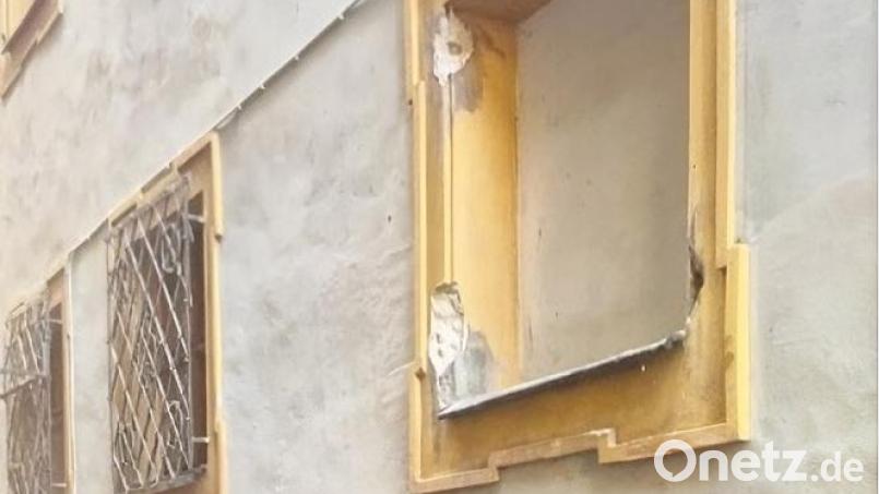 Unbekannte haben in der Rathausstraße in Amberg ein Fenstergitter herausgerissen und einen Schaden von etwa 2000 Euro verursacht. Bild: PI Amberg