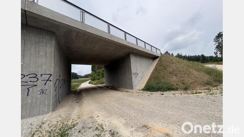 Im Bereich des Baufeldes unter der neuen Brücke wird das Staatliche Bauamt wieder für einen feineren Belag sorgen. Bild: Joachim Gebhardt