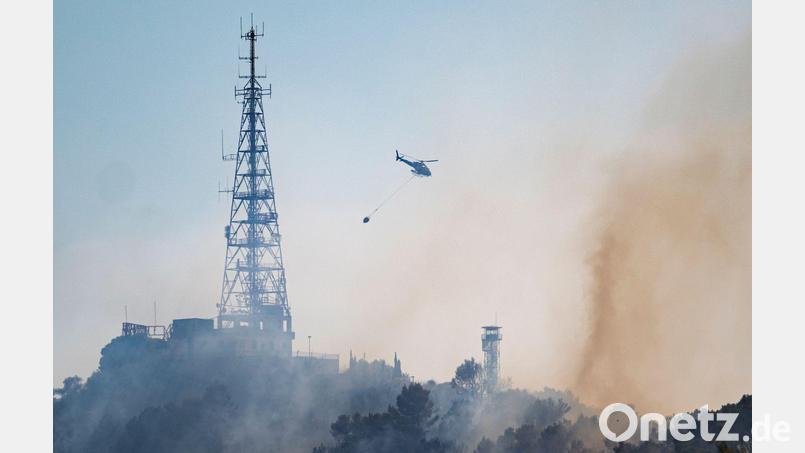 Ein Löschhubschrauber bekämpfte vor eineinhalb Wochen einen Waldbrand ebenfalls in der Serra de Collserola am nördlichen Stadtrand von Barcelona. Dort brennt es jetzt erneut. (Archivbild) Bild: Lorena Sopêna/EUROPA PRESS/dpa