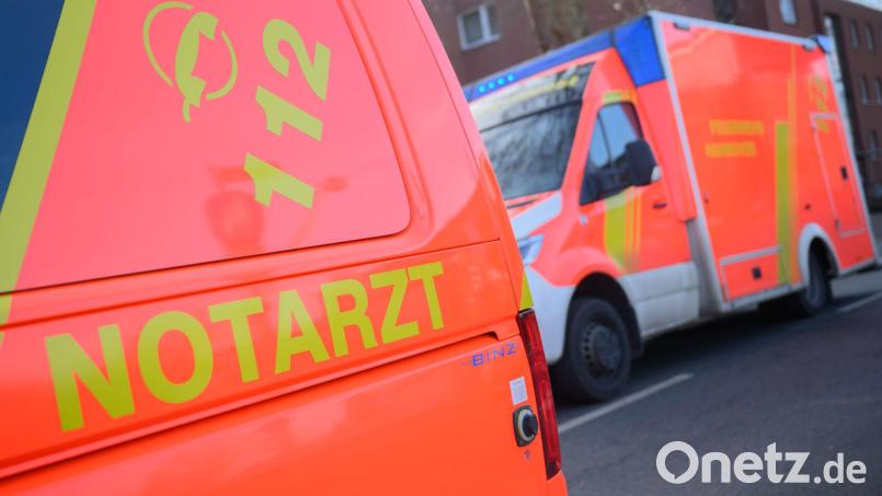 Rettungskräfte holten die Frau aus dem Auto, konnten ihr Leben aber nicht retten. (Symbolbild) Bild: Julian Stratenschulte/dpa