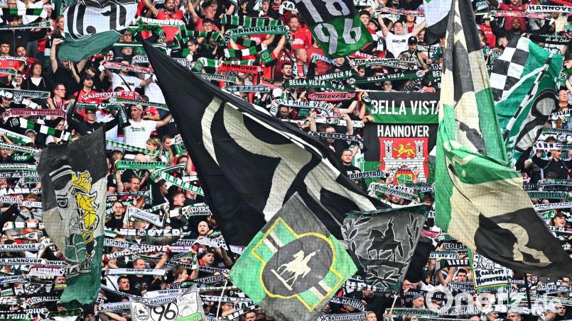 Fans von Hannover 96 beim Pokalspiel in Bremen. Bild: Sina Schuldt/dpa