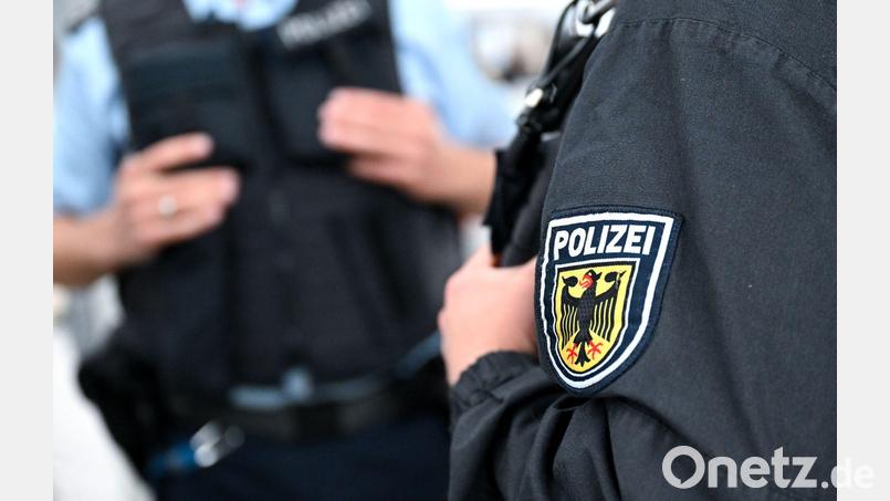 Zwei Bundespolizisten sind beim Dienstsport in der Bayreuther Fußgängerzone zufällig auf eine Auseinandersetzung zwischen Ladendetektiven und einem mutmaßlichen Ladendieb gestoßen und haben bei dessen Festhalten geholfen. (Symbolbild) Bild: Sven Hoppe/dpa