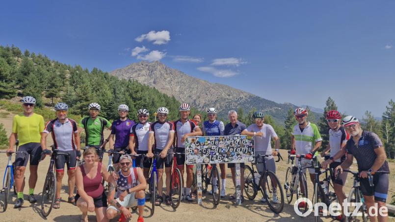 Die Gruppe aus der Oberpfalz vor dem Col de Vergio auf Korsika: (von links, stehend) Gerd Biebl, Lothar Müller, Johannes Malzer, Christian Konz, Festus Gerhard Bauer, Hubert Beinrucker, Karl Siller, Christine Böhm, Rudi Böhm, Klaus Müller, Bernd Büsching, Gerald Krehl, Stephan Löw und Peter Rauch sowie (sitzend) Jana Chrunsc und Florian Helm. Bild: Lothar Müller