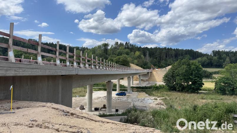 Die große Vilstalbrücke bei Theuern ist im Rohbau fertig, hier fehlt nur noch der Fahrbahnbelag. Sie ist die größte von insgesamt acht Brücken der Kümmersbrucker Westumgehung. Bild: Heike Unger