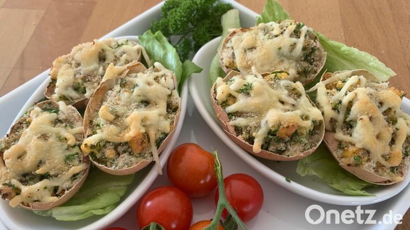 Die Kräutereier werden in der eigenen Schale mit Käse und Semmelbrösel überbacken. Bild: Michael Schiffer