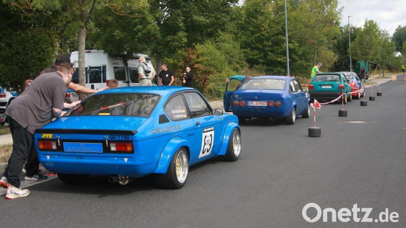 Felix Schneider vom MSC Nordhalben schiebt seinen Opel Kadett C Coupé weiter voran. Noch muss der Pilot aus dem Coburger Raum warten. Bild: Werner Robl