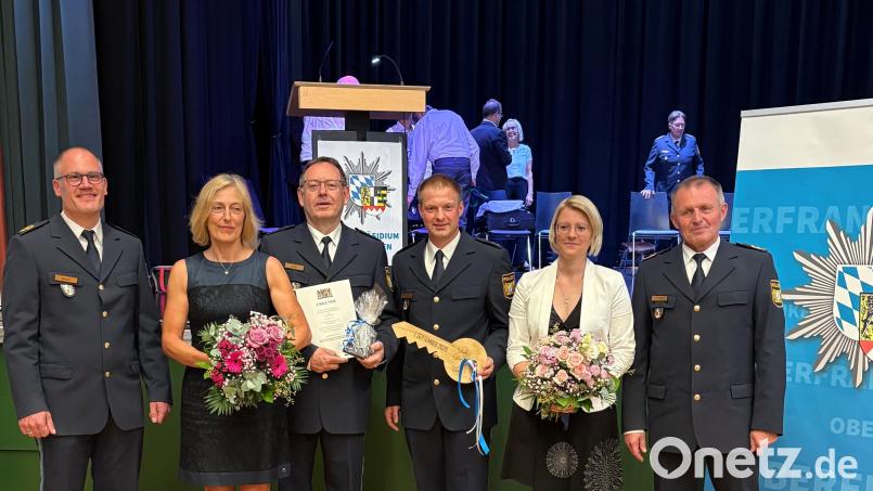 Führungswechsel bei der Polizeiinspektion Marktredwitz: Maximilian Prechtel (Dritter von rechts) übernimmt künftig die Leitung der PI. Er übernimmt von Roland Ast (Dritter von links), der die Dienststelle sechs Jahre lang leitete. Bei der Feierstunde dabei waren auch (von links) Florian Mayer, Karin Ast sowie (von rechts) Armin Schmelzer und Carina Prechtel. Bild: Polizei Oberfranken