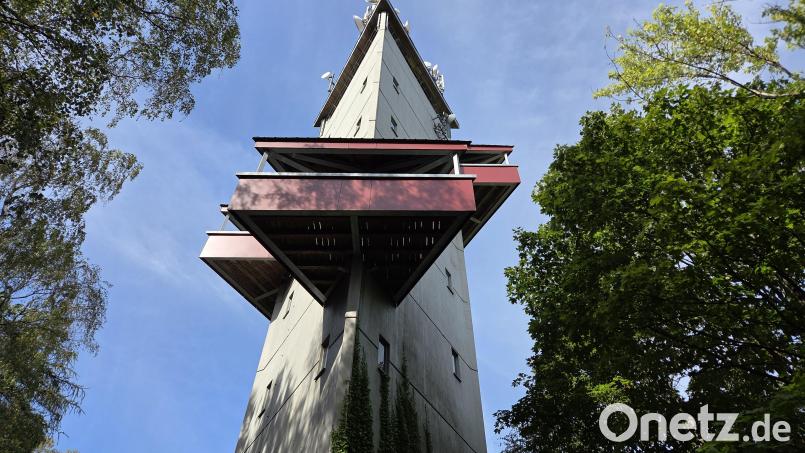 Der Aussichtsturm am Rödlasberg hat mehrere Balkone, auf dem Weg nach ganz oben kann man hier rasten und zwischendrin die Aussicht genießen. Bild: Tobias Gräf