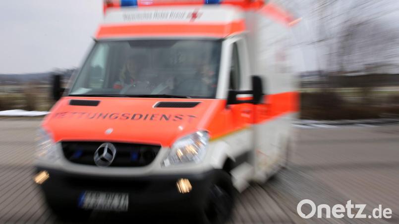 Der Rettungsdienst brachte den Jugendlichen in ein Krankenhaus. (Symbolbild) Bild: Stephan Jansen/dpa