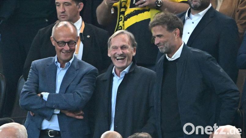 Hans-Joachim Watzke (M) pflegt nach wie vor einen engen Draht zum neuen Bundestrainer Jürgen Klopp (r), wie auch zu Bundeskanzler Friedrich Merz (l). Bild: Federico Gambarini/dpa