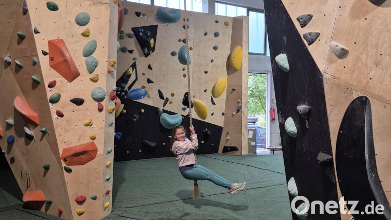 Auch Sophie kommt gerne mit ihren Eltern in die Amberger Boulderhalle. Betreiber Chris Schubert möchte die Halle bald um einen Kinderbereich erweitern. Bild: Chris Schubert