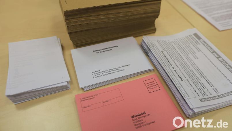 Vor dem Versand an die Bürger: Briefwahlunterlagen in Sachsen-Anhalt. Bild: Matthias Bein/dpa