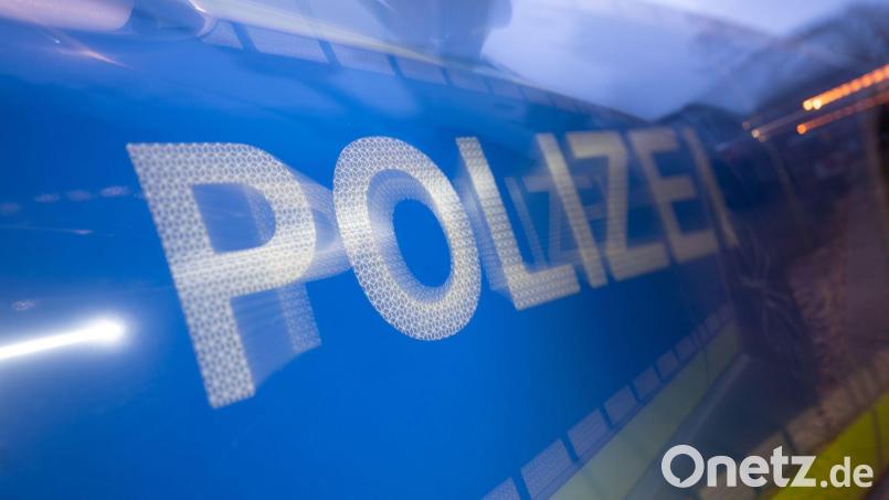 Mehrere Polizeistreifen sind wegen eines Mannes mit einer Pistole in die Memminger Innenstadt ausgerückt. (Symbolbild) Bild: Marijan Murat/dpa