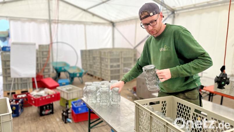 Helfer bringen das Festgelände nach dem Ende der Kirwa wieder in seinen ursprünglichen Zustand. Bild: Gabi Schönberger