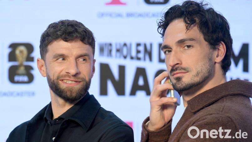 Müller (l) und Hummels steigen bei portugiesischem Club ein. (Archivbild) Bild: Felix Hörhager/dpa