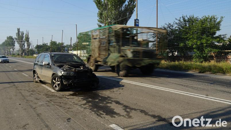 Zur Abwehr von Drohnen sind beidseits und über der Straße Netze gespannt. Was die Fluggeräte nicht geschafft haben, hat ein Lkw erledigt und bei Kramatorsk das gepanzerte Einsatzfahrzeug der Speichersdorfer Hilfsorganisation Humanitas in Centro "abgeschossen". Da der BMW nicht mehr repariert werden kann, benötigen die Retter einen Ersatzwagen. Bild: Alexander Krauß/Humanitas in Centro