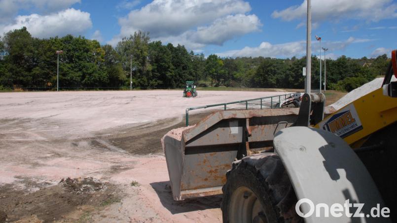 Die Umgestaltung des Sandplatzes in einen Rasenplatz hat begonnen. 200 000 Euro sind veranschlagt. Bild: Josef Popp