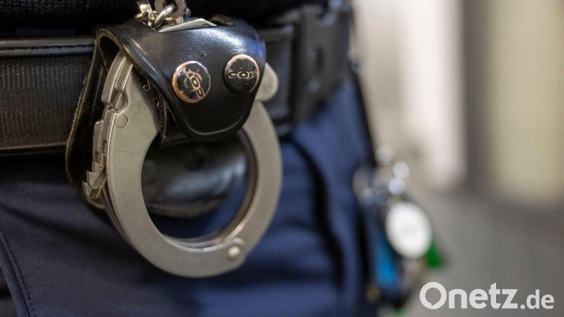 Die Polizei stellt die Tatwaffe in der Wohnung des 66-Jährigen sicher. (Symbolbild) Bild: Peter Kneffel/dpa