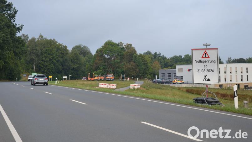 Das Schild kündigt es schon an: Die Straße zwischen Eschenbach und Grafenwöhr ist ab dem 31. August wegen einer aufwendigen Baustelle auf Höhe des Eschenbacher Rotkreuzhauses komplett gesperrt. Bild: Anne Wiesnet