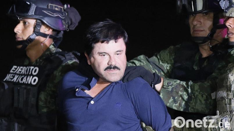 Aufnahme von 2016: Der Drogenboss Joaquin Guzman - genannt „El Chapo“ - wird von mexikanischen Soldaten zu einem Hochsicherheitsgefängnis zurückgebracht. (Archivbild) Bild: Jose Mendez/EFE/dpa