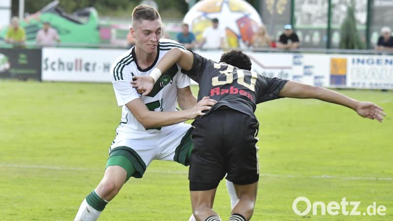 Maximilian Hiltl (links) und die DJK Ammerthal sind bereits am Donnerstag beim SSV Jahn II gefordert. Bild: Hubert Ziegler